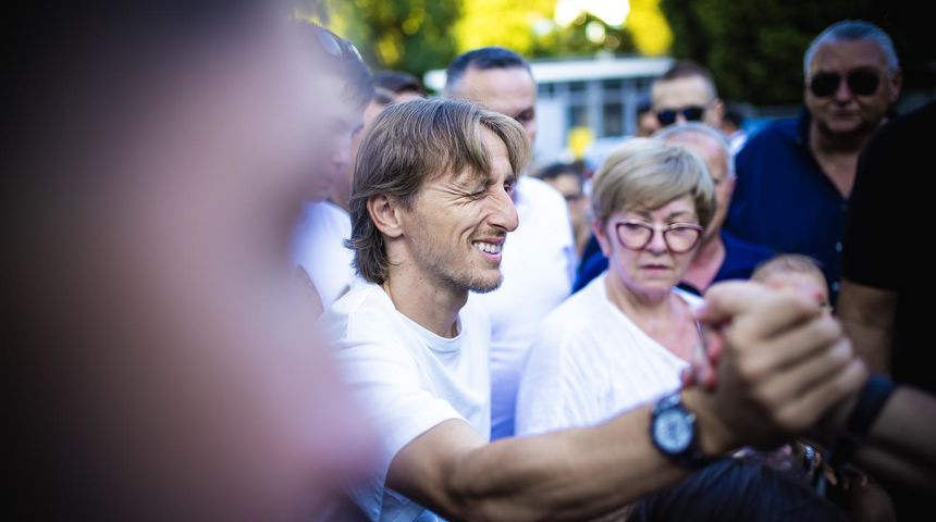 Luka Modrić stigao u Mostar na premijeru dokumentarnog filma “HŠK Zrinjski – Priča o ponosu” Luka Modrić stigao u Mostar na premijeru dokumentarnog filma “HŠK Zrinjski – Priča o ponosu”