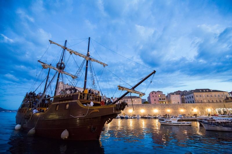 I zadnjeg dana rujna, Stradun i stara gradska jezgra Dubrovnika još uvijek je prepuna turista koji uživaju u znamenitostima starog groda. Foto: Grgo Jelavić/PIXSELL I zadnjeg dana rujna, Stradun i stara gradska jezgra Dubrovnika još uvijek je prepuna turista koji uživaju u znamenitostima starog groda. Foto: Grgo Jelavić/PIXSELL