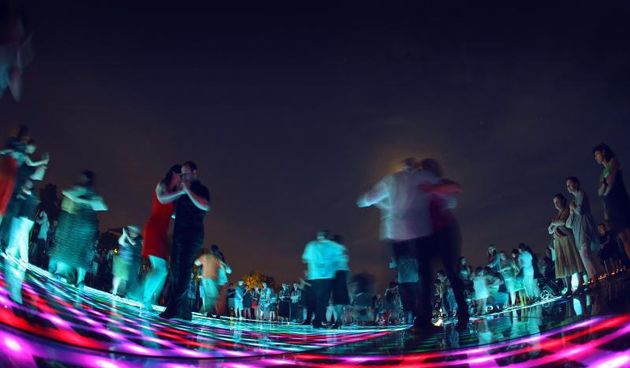 20.06.2013., Zadar – Pod gotovo punim mjesecom na instalaciji Pozdrav Suncu otvoren je 4. festival tanga.Photo: Filip Brala/PIXSELL