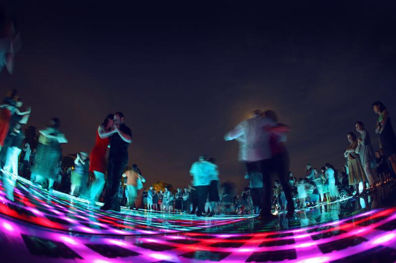 20.06.2013., Zadar – Pod gotovo punim mjesecom na instalaciji Pozdrav Suncu otvoren je 4. festival tanga.Photo: Filip Brala/PIXSELL 20.06.2013., Zadar – Pod gotovo punim mjesecom na instalaciji Pozdrav Suncu otvoren je 4. festival tanga.Photo: Filip Brala/PIXSELL