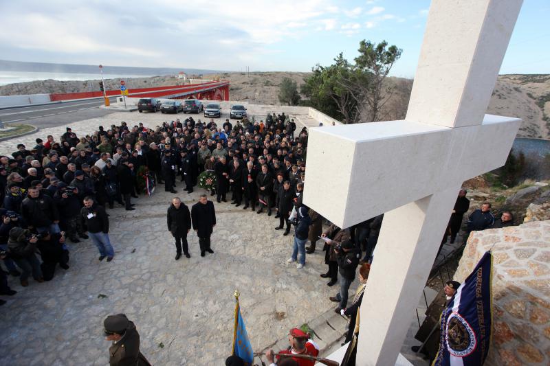 Maslenica: Otkrivanje spomen obilježja križa za poginule hrvatske branitelje u VRO Maslenica ´93, Foto: Filip Brala/PIXSELL