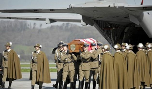 Tijela Kaczynskog i supruge stigla u Krakow (Foto: Reuters)