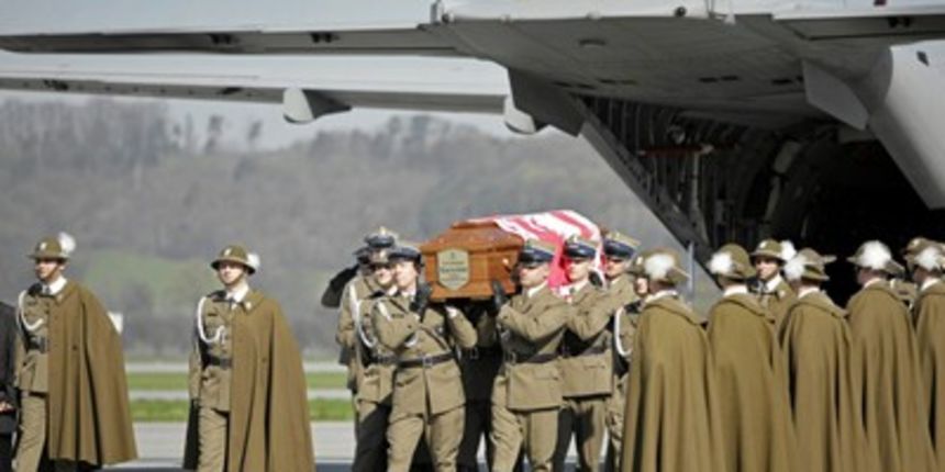 Tijela Kaczynskog i supruge stigla u Krakow (Foto: Reuters) Tijela Kaczynskog i supruge stigla u Krakow (Foto: Reuters)