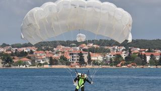 zadar – Povodom Dana zupanije na rivi je odrzan dio najavljenog aero mitinga. Padobranci Aerokluba Zadar izveli su skokove na Pozdravu suncu, dok je dio letackog programa oruzanih snaga otkazan. Photo: Dino Stanin/PIXSELL