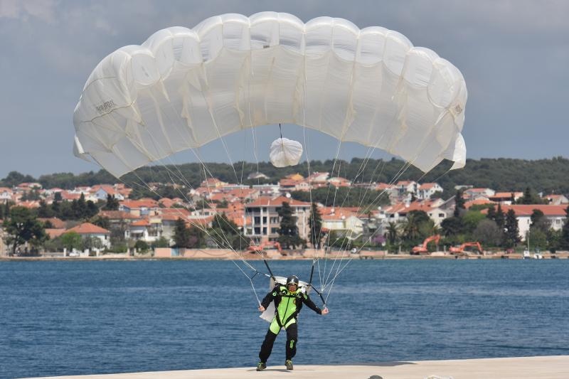 zadar – Povodom Dana zupanije na rivi je odrzan dio najavljenog aero mitinga. Padobranci Aerokluba Zadar izveli su skokove na Pozdravu suncu, dok je dio letackog programa oruzanih snaga otkazan. Photo: Dino Stanin/PIXSELL