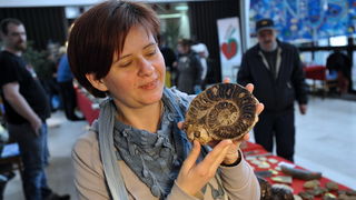 Split, 140412.
U Domu HV-a u Poljudu danas je zapoceo Medjunarodni sajam dragog i poludragog kamenja.Sajam traje do sutra i na njemu izlaze pedesetak izlagaca.Ovogodisnji sesti po redu sajam privukao je mnosto splicana koji su sa zanimanjem razgledavakli Split, 140412.
U Domu HV-a u Poljudu danas je zapoceo Medjunarodni sajam dragog i poludragog kamenja.Sajam traje do sutra i na njemu izlaze pedesetak izlagaca.Ovogodisnji sesti po redu sajam privukao je mnosto splicana koji su sa zanimanjem razgledavakli