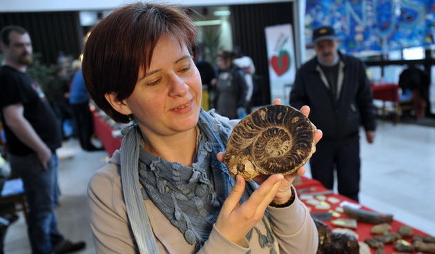 Split,  140412.
U Domu HV-a u Poljudu danas je zapoceo Medjunarodni sajam dragog i poludragog kamenja.Sajam traje do sutra i na njemu izlaze pedesetak izlagaca.Ovogodisnji sesti po redu sajam privukao je mnosto splicana koji su sa zanimanjem razgledavakli