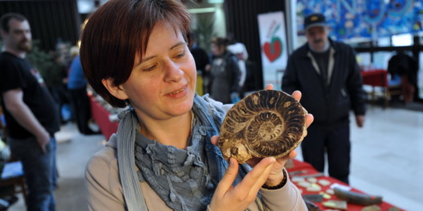 Split,  140412.
U Domu HV-a u Poljudu danas je zapoceo Medjunarodni sajam dragog i poludragog kamenja.Sajam traje do sutra i na njemu izlaze pedesetak izlagaca.Ovogodisnji sesti po redu sajam privukao je mnosto splicana koji su sa zanimanjem razgledavakli