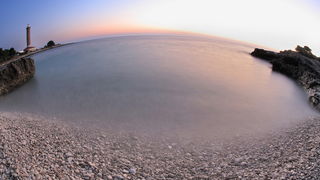 Dugi otok, 260609.
Dugi otok je jedva 1,5 sat udaljen od Zadra, jedan je od skrivenih Jadransih bisera. Sa raznolikom prirodom i plazama, cistim morem, on je namjenjen gostima koji vise cijene prirodu od zabave.
Na slici: sjeverozapadni dio otoka, lantern