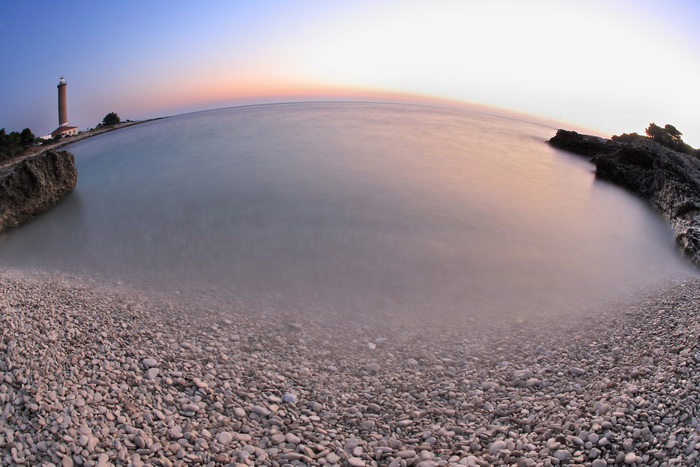Dugi otok, 260609.
Dugi otok je jedva 1,5 sat udaljen od Zadra, jedan je od skrivenih Jadransih bisera. Sa raznolikom prirodom i plazama, cistim morem, on je namjenjen gostima koji vise cijene prirodu od zabave.
Na slici: sjeverozapadni dio otoka, lantern