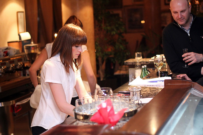 Valentinovo u restoranu Niko, konobar, ugostitelji Foto: Saša Čuka Valentinovo u restoranu Niko, konobar, ugostitelji Foto: Saša Čuka