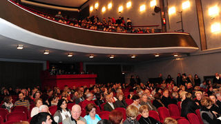 Zadar, 7.3.2012. snimio: Nenad Marčev
HNK Split
Arthur Miller: SMRT TRGOVAČKOG PUTNIKA, drama
redatelj: Dušan Jovanović
premijera: 27. ožujka 2011.
Uloge:
Willy Loman: Mustafa Nadarević,
Linda: Snježana Sinovčić Šiškov
Biff Loman: Mijo Juriši Zadar, 7.3.2012. snimio: Nenad Marčev
HNK Split
Arthur Miller: SMRT TRGOVAČKOG PUTNIKA, drama
redatelj: Dušan Jovanović
premijera: 27. ožujka 2011.
Uloge:
Willy Loman: Mustafa Nadarević,
Linda: Snježana Sinovčić Šiškov
Biff Loman: Mijo Juriši