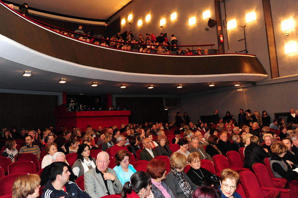 Zadar, 7.3.2012. snimio: Nenad Marčev
HNK Split
Arthur Miller: SMRT TRGOVAČKOG PUTNIKA, drama
redatelj: Dušan Jovanović
premijera: 27. ožujka 2011.
Uloge:
Willy Loman: Mustafa Nadarević,
Linda: Snježana Sinovčić Šiškov
Biff Loman: Mijo Juriši Zadar, 7.3.2012. snimio: Nenad Marčev
HNK Split
Arthur Miller: SMRT TRGOVAČKOG PUTNIKA, drama
redatelj: Dušan Jovanović
premijera: 27. ožujka 2011.
Uloge:
Willy Loman: Mustafa Nadarević,
Linda: Snježana Sinovčić Šiškov
Biff Loman: Mijo Juriši