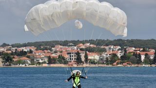 zadar – Povodom Dana zupanije na rivi je odrzan dio najavljenog aero mitinga. Padobranci Aerokluba Zadar izveli su skokove na Pozdravu suncu, dok je dio letackog programa oruzanih snaga otkazan. Photo: Dino Stanin/PIXSELL