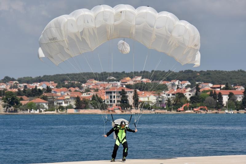 zadar – Povodom Dana zupanije na rivi je odrzan dio najavljenog aero mitinga. Padobranci Aerokluba Zadar izveli su skokove na Pozdravu suncu, dok je dio letackog programa oruzanih snaga otkazan. Photo: Dino Stanin/PIXSELL