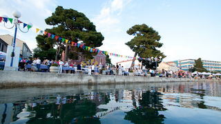 Biograd: 6. Dugi svehrvatski eno-eko-gastro-etno stol, Foto: Franjo Jurić Biograd: 6. Dugi svehrvatski eno-eko-gastro-etno stol, Foto: Franjo Jurić