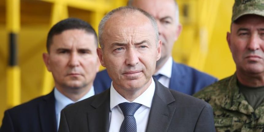 Plenković i Krstičević posjetili zračnu bazu Zemunik i protupožarnu eskadrilu Plenković i Krstičević posjetili zračnu bazu Zemunik i protupožarnu eskadrilu