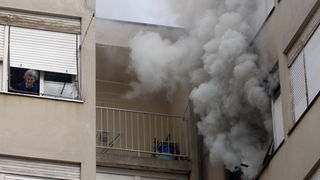 Zadar, 010311.
Jutros je izbio pozar u stanu u ulici Put Murata na Vostarnici. Za vrijeme nastanka pozara u stanu su bile dvije osobe koje su izasle neozlijedjene. Vatrogasci su na terenu, a ocevid je u tijeku.
Foto: Jure Miskovic / CROPIX