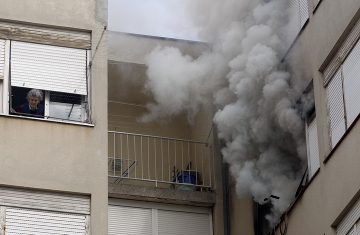 Zadar, 010311.
Jutros je izbio pozar u stanu u ulici Put Murata na Vostarnici. Za vrijeme nastanka pozara u stanu su bile dvije osobe koje su izasle neozlijedjene. Vatrogasci su na terenu, a ocevid je u tijeku.
Foto: Jure Miskovic / CROPIX