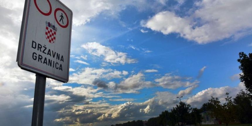 Slavonski Brod – Granicna policija budno motri razvoj situacije eventalnog vala imigranata u Republiku Hrvatsku, koji ovisi o razvoju situacije u Madjarskoj i Srbiji. Pojacano se nadzire vanjska granica EU, uz maksimalno angaziranje policije na zastiti dr Slavonski Brod – Granicna policija budno motri razvoj situacije eventalnog vala imigranata u Republiku Hrvatsku, koji ovisi o razvoju situacije u Madjarskoj i Srbiji. Pojacano se nadzire vanjska granica EU, uz maksimalno angaziranje policije na zastiti dr