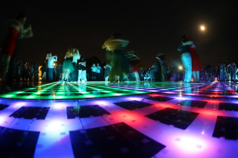 20.06.2013., Zadar – Pod gotovo punim mjesecom na instalaciji Pozdrav Suncu otvoren je 4. festival tanga.Photo: Filip Brala/PIXSELL 20.06.2013., Zadar – Pod gotovo punim mjesecom na instalaciji Pozdrav Suncu otvoren je 4. festival tanga.Photo: Filip Brala/PIXSELL