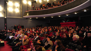 Zadar, 4.12.2012. snimio: Nenad Marčev
Zagrebačko gradsko kazalište Komedija
Paul Pörtner
Čisto ludilo
redateljica: Nina Kleflin
igraju: Vid Balog, Nina Kaić Madić,
Igor Mešin, Damir Lončar, Saša Buneta,
Jasna Palić Picukarić
Velika dv Zadar, 4.12.2012. snimio: Nenad Marčev
Zagrebačko gradsko kazalište Komedija
Paul Pörtner
Čisto ludilo
redateljica: Nina Kleflin
igraju: Vid Balog, Nina Kaić Madić,
Igor Mešin, Damir Lončar, Saša Buneta,
Jasna Palić Picukarić
Velika dv