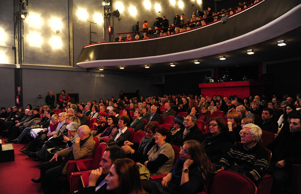 Zadar, 4.12.2012. snimio: Nenad Marčev
Zagrebačko gradsko kazalište Komedija
Paul Pörtner
Čisto ludilo
redateljica: Nina Kleflin
igraju: Vid Balog, Nina Kaić Madić,
Igor Mešin, Damir Lončar, Saša Buneta,
Jasna Palić Picukarić
Velika dv Zadar, 4.12.2012. snimio: Nenad Marčev
Zagrebačko gradsko kazalište Komedija
Paul Pörtner
Čisto ludilo
redateljica: Nina Kleflin
igraju: Vid Balog, Nina Kaić Madić,
Igor Mešin, Damir Lončar, Saša Buneta,
Jasna Palić Picukarić
Velika dv