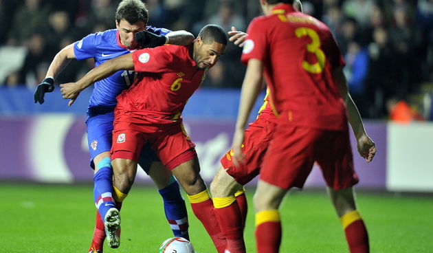 Swansea (Wales), 260313.
Stadion Liberty.
Kvalifikacijska utakmica za Svjetsko prvenstvo u Brazilu 2014. godine, izmedju reprezentacija Walesa i Hrvatske.
Na fotografiji: Mario Mandzukic i Ashley Williams.
Foto: Boris Kovacev / CROPIX