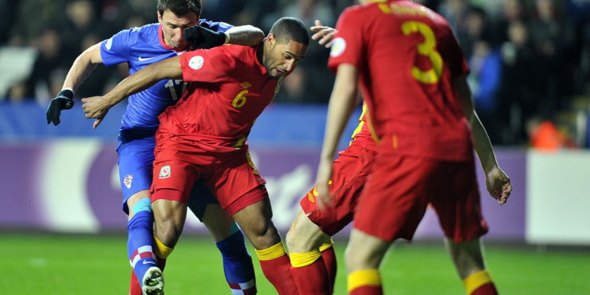 Swansea (Wales), 260313.
Stadion Liberty.
Kvalifikacijska utakmica za Svjetsko prvenstvo u Brazilu 2014. godine, izmedju reprezentacija Walesa i Hrvatske.
Na fotografiji: Mario Mandzukic i Ashley Williams.
Foto: Boris Kovacev / CROPIX