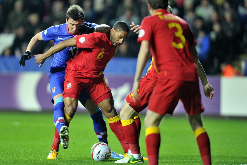 Swansea (Wales), 260313.
Stadion Liberty.
Kvalifikacijska utakmica za Svjetsko prvenstvo u Brazilu 2014. godine, izmedju reprezentacija Walesa i Hrvatske.
Na fotografiji: Mario Mandzukic i Ashley Williams.
Foto: Boris Kovacev / CROPIX Swansea (Wales), 260313.
Stadion Liberty.
Kvalifikacijska utakmica za Svjetsko prvenstvo u Brazilu 2014. godine, izmedju reprezentacija Walesa i Hrvatske.
Na fotografiji: Mario Mandzukic i Ashley Williams.
Foto: Boris Kovacev / CROPIX
