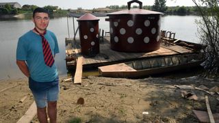 Uskoci: Dok plovimo na splavi, boravimo u loncima – otac i tri sina vlasnici zanimljivog plovila Uskoci: Dok plovimo na splavi, boravimo u loncima – otac i tri sina vlasnici zanimljivog plovila