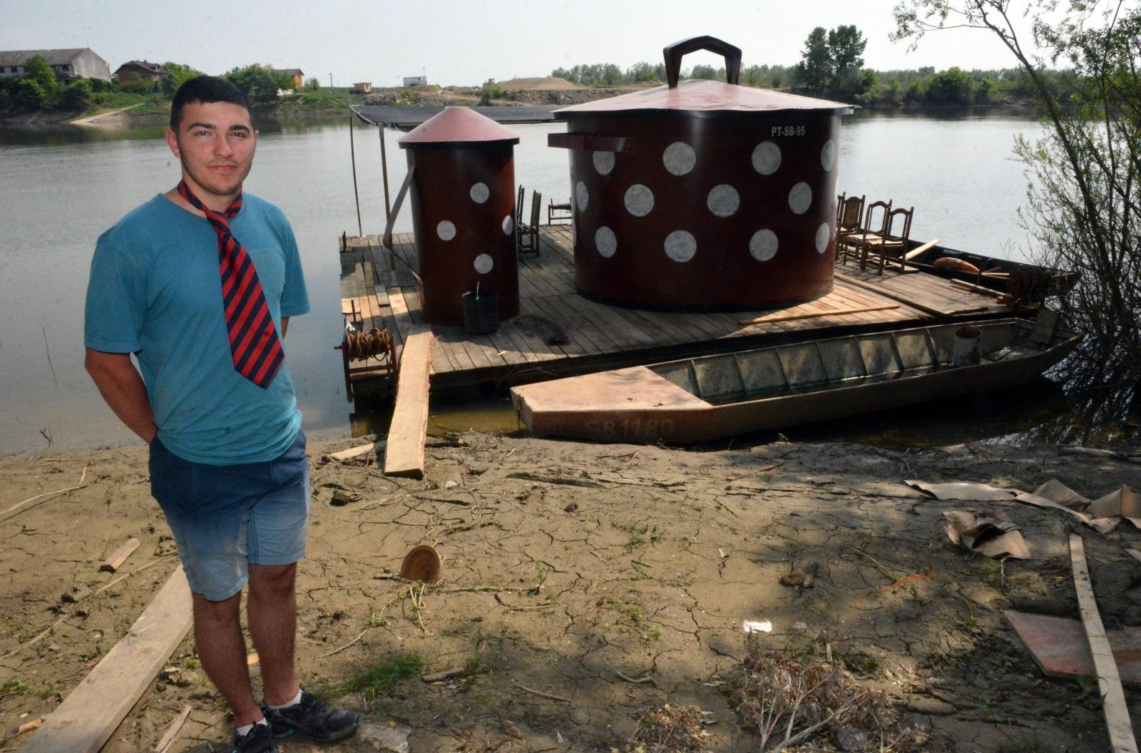 Uskoci: Dok plovimo na splavi, boravimo u loncima – otac i tri sina vlasnici zanimljivog plovila Uskoci: Dok plovimo na splavi, boravimo u loncima – otac i tri sina vlasnici zanimljivog plovila