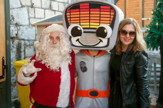 Božićnica na Novom: Radiolino, Djed božićnjak i ekipa Novog radija darivala sugrađane. Foto: Jurica Gašpar