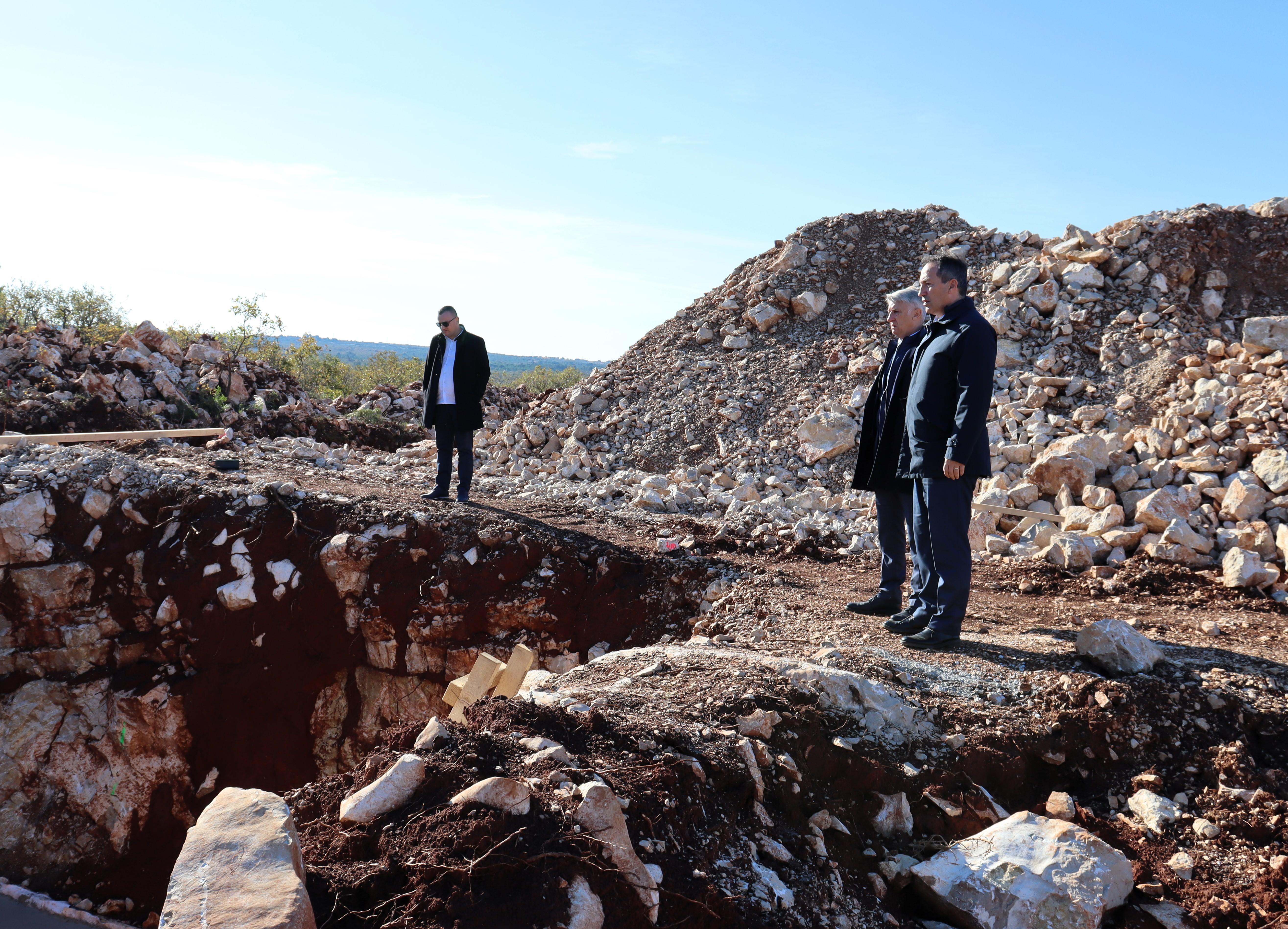 Obilazak azila na Bokanjcu i Poljoprivredno-edukacijskog centra u Zemuniku Obilazak azila na Bokanjcu i Poljoprivredno-edukacijskog centra u Zemuniku
