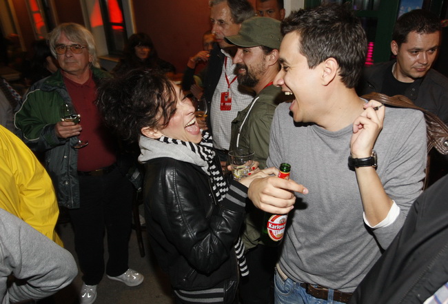 Biograd na moru, 130510.
Nakon koncerta Cubisma na biogradskoj rivi koji se odrzao u sklopu Porina, poznati par, glumica Zrinka Cvitesic i glazbenik Hrvoje Rupcic u jednom su kaficu izmjenjivali njeznosti.
Na slici Marko Tolja i Zrinka Cvitesic.
Foto: Jur