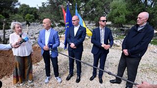 Grlić Radman i veleposlanik Ukrajine posadili maslinu u Perivoju mira