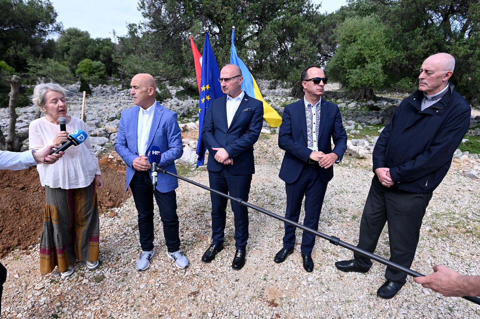 Grlić Radman i veleposlanik Ukrajine posadili maslinu u Perivoju mira