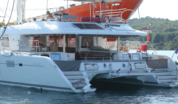 Zadar, 110810.
Katamaran marke Lagoon 620 popodne je jarbolom zapeo za dalekovod u prolazu mali Zdrelac izmedju otoka Ugljan i Pasman. Zatim se jarbolom naslonio na most koji je visine 16,5 metara. Zice dalekovoda su pukle i pale u more a brod je znatno o Zadar, 110810.
Katamaran marke Lagoon 620 popodne je jarbolom zapeo za dalekovod u prolazu mali Zdrelac izmedju otoka Ugljan i Pasman. Zatim se jarbolom naslonio na most koji je visine 16,5 metara. Zice dalekovoda su pukle i pale u more a brod je znatno o