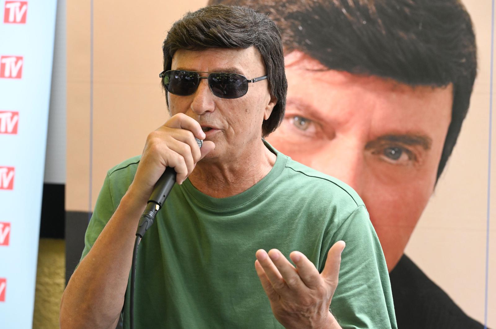 U Croatia Records-u odrzana je promocija novog albuma pjevaca Duska Lokina. U Croatia Records-u odrzana je promocija novog albuma pjevaca Duska Lokina.