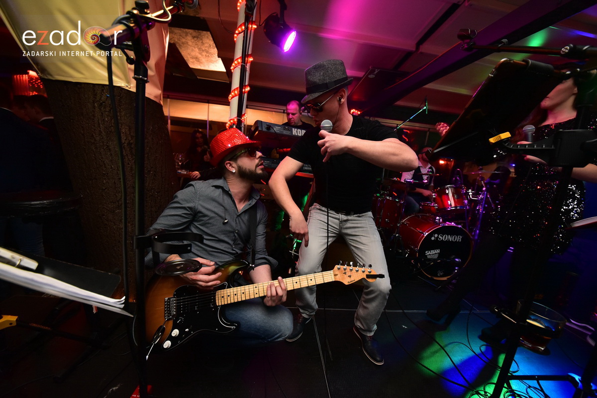 Tisuće Zadrana uživalo na krcatom Narodnom trgu i Tgu Petra Zoranića uz Tomislava Bralića i klapu Intrade Tisuće Zadrana uživalo na krcatom Narodnom trgu i Tgu Petra Zoranića uz Tomislava Bralića i klapu Intrade