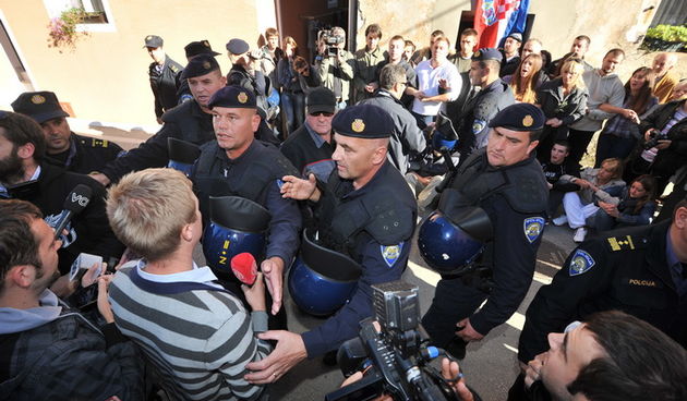 Zadar, 081112
Unatoc brojnim prosvjedima danas oko je oko 10h iz stana u zadarskoj cetvrti Arbanasi delozirana obitelj Vukic. Ulaz su svojim tijelima blokirali clanovi obitelji te njihovi prijatelji koje je policija bez otpora za ruke i noge odnijela u po