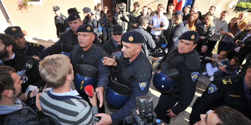 Zadar, 081112
Unatoc brojnim prosvjedima danas oko je oko 10h iz stana u zadarskoj cetvrti Arbanasi delozirana obitelj Vukic. Ulaz su svojim tijelima blokirali clanovi obitelji te njihovi prijatelji koje je policija bez otpora za ruke i noge odnijela u po Zadar, 081112
Unatoc brojnim prosvjedima danas oko je oko 10h iz stana u zadarskoj cetvrti Arbanasi delozirana obitelj Vukic. Ulaz su svojim tijelima blokirali clanovi obitelji te njihovi prijatelji koje je policija bez otpora za ruke i noge odnijela u po