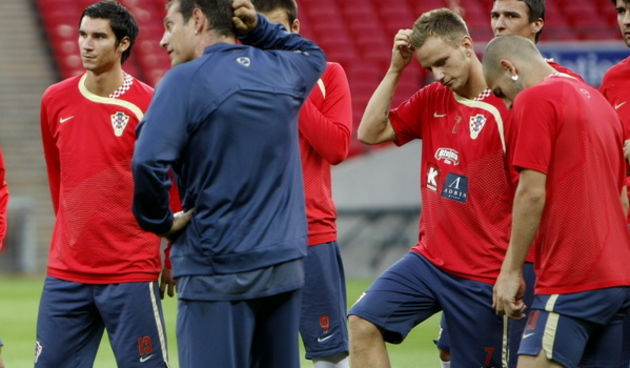 London, 080909.
Wembley.
Posljednji trening hrvatske nogometne reprezentacije uoci sutrasnje kvalifikacijske utakmice protiv reprezentacije Engleske za SP 2010 u Juznoj Africi. 
Na slici:  Nikola Pokrivac, Slaven Bilic, Ivan Rakitic i Mladen Petric.
Foto: