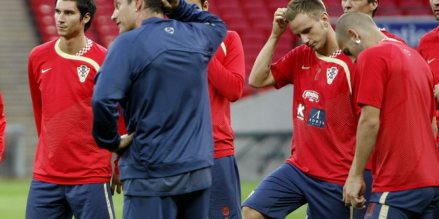 London, 080909.
Wembley.
Posljednji trening hrvatske nogometne reprezentacije uoci sutrasnje kvalifikacijske utakmice protiv reprezentacije Engleske za SP 2010 u Juznoj Africi.
Na slici: Nikola Pokrivac, Slaven Bilic, Ivan Rakitic i Mladen Petric.
Foto: London, 080909.
Wembley.
Posljednji trening hrvatske nogometne reprezentacije uoci sutrasnje kvalifikacijske utakmice protiv reprezentacije Engleske za SP 2010 u Juznoj Africi.
Na slici: Nikola Pokrivac, Slaven Bilic, Ivan Rakitic i Mladen Petric.
Foto: