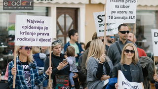 Prosvjedni skup roditelja protiv politike obaveznog cijepljenja Prosvjedni skup roditelja protiv politike obaveznog cijepljenja