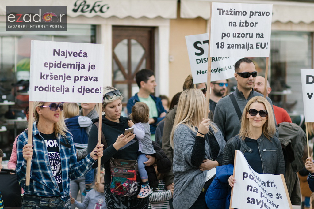 Prosvjedni skup roditelja protiv politike obaveznog cijepljenja Prosvjedni skup roditelja protiv politike obaveznog cijepljenja