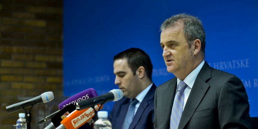 Zagreb, 110113.
Ministarstvo turizma.
Predstavljanje rezultata turistickog prometa u Hrvatskoj 2012.godine, i kljucnih aktivnosti Ministarstva u 2013. godini.
Na fotografiji: Bernard Zezerovic, sef kabineta ministra i ministar Veljko Ostojic.
Foto: Admir Zagreb, 110113.
Ministarstvo turizma.
Predstavljanje rezultata turistickog prometa u Hrvatskoj 2012.godine, i kljucnih aktivnosti Ministarstva u 2013. godini.
Na fotografiji: Bernard Zezerovic, sef kabineta ministra i ministar Veljko Ostojic.
Foto: Admir