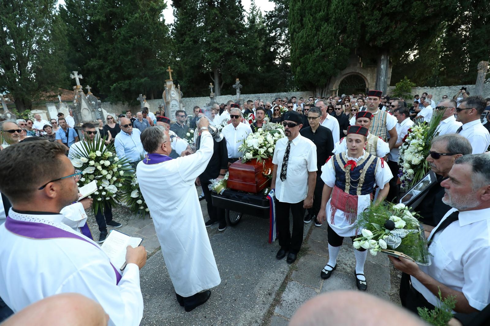 Posljednji ispraćaj Olivera Dragojevića na groblju Sveti Roko u Veloj Luci Posljednji ispraćaj Olivera Dragojevića na groblju Sveti Roko u Veloj Luci
