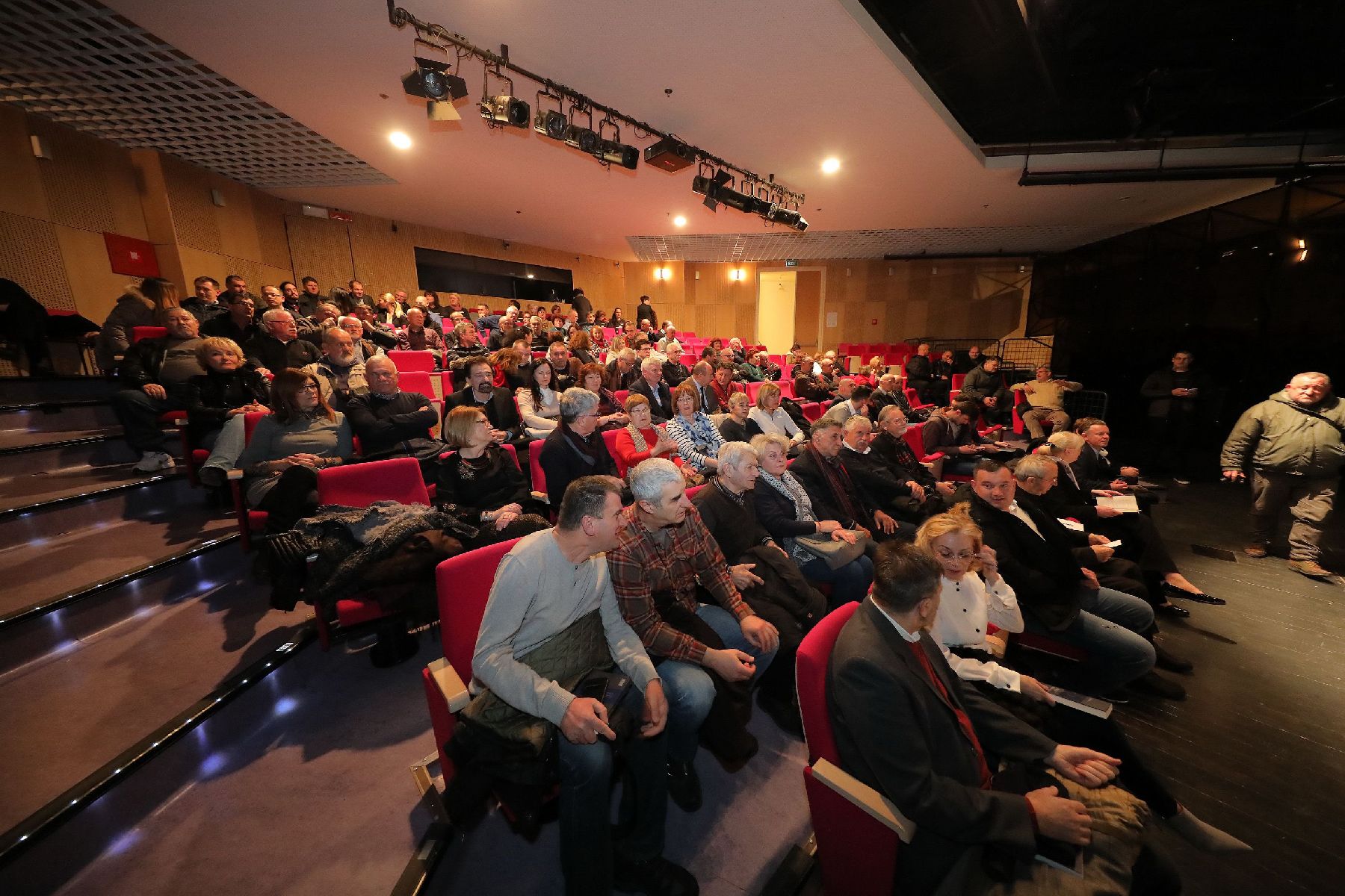 Višnja Starešina u Zadru predstavila knjigu “Hrvati pod KOS-ovim krilom; Završni račun Haaškog suda”.