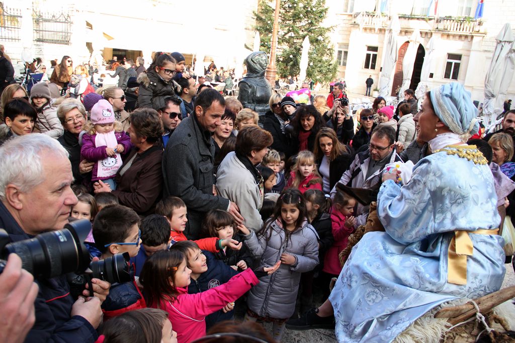 Sveta Luce oduševila mališane u gradu